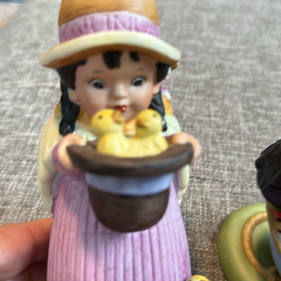 GORHAM PORCELAIN THE U.N. CHILDREN FIGURINE "MARIA FROM BOLIVIA"- MADE I… - Picture 3 of 10
